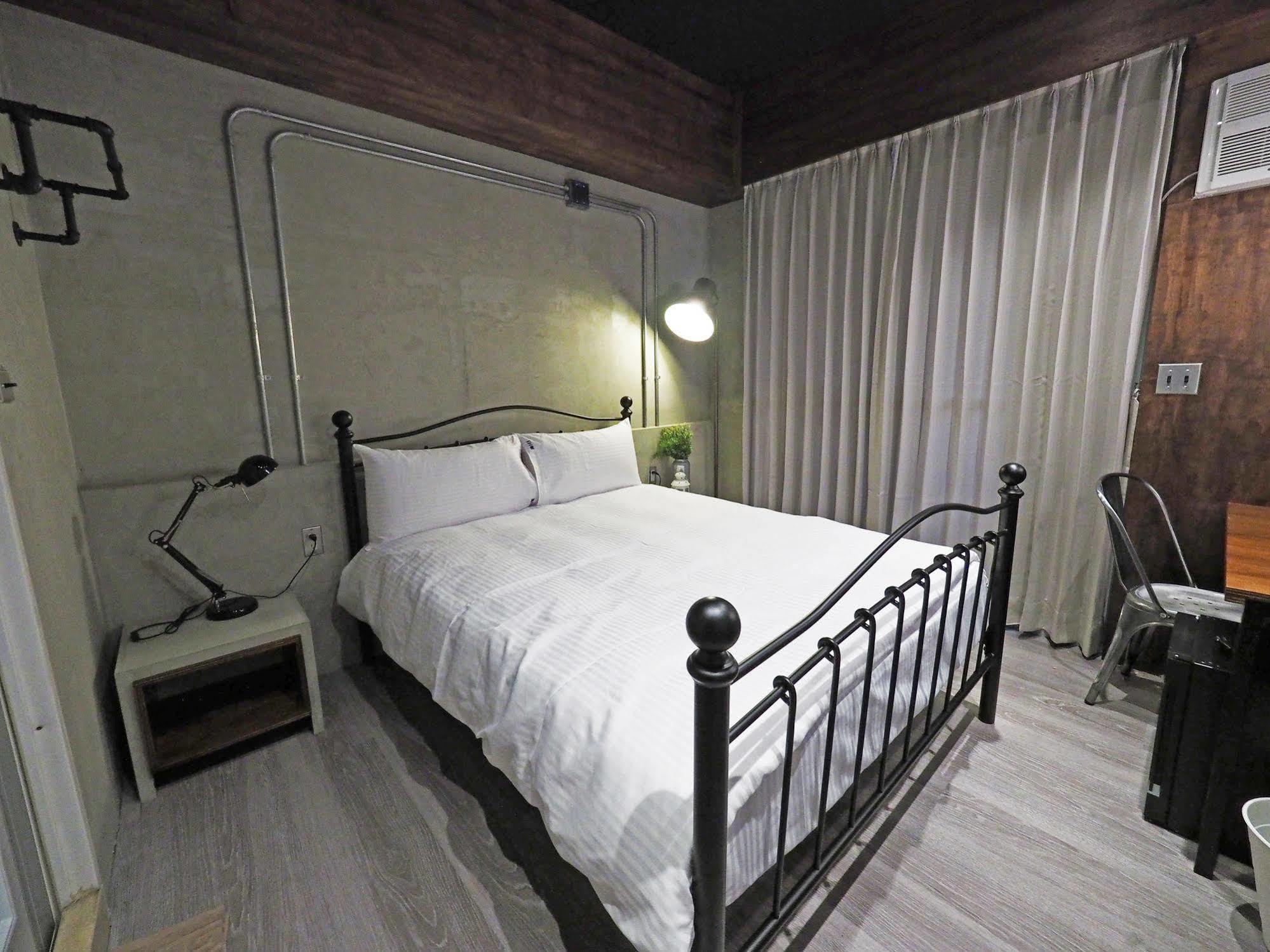 Loft Hostel Fengjia Taichung Buitenkant foto