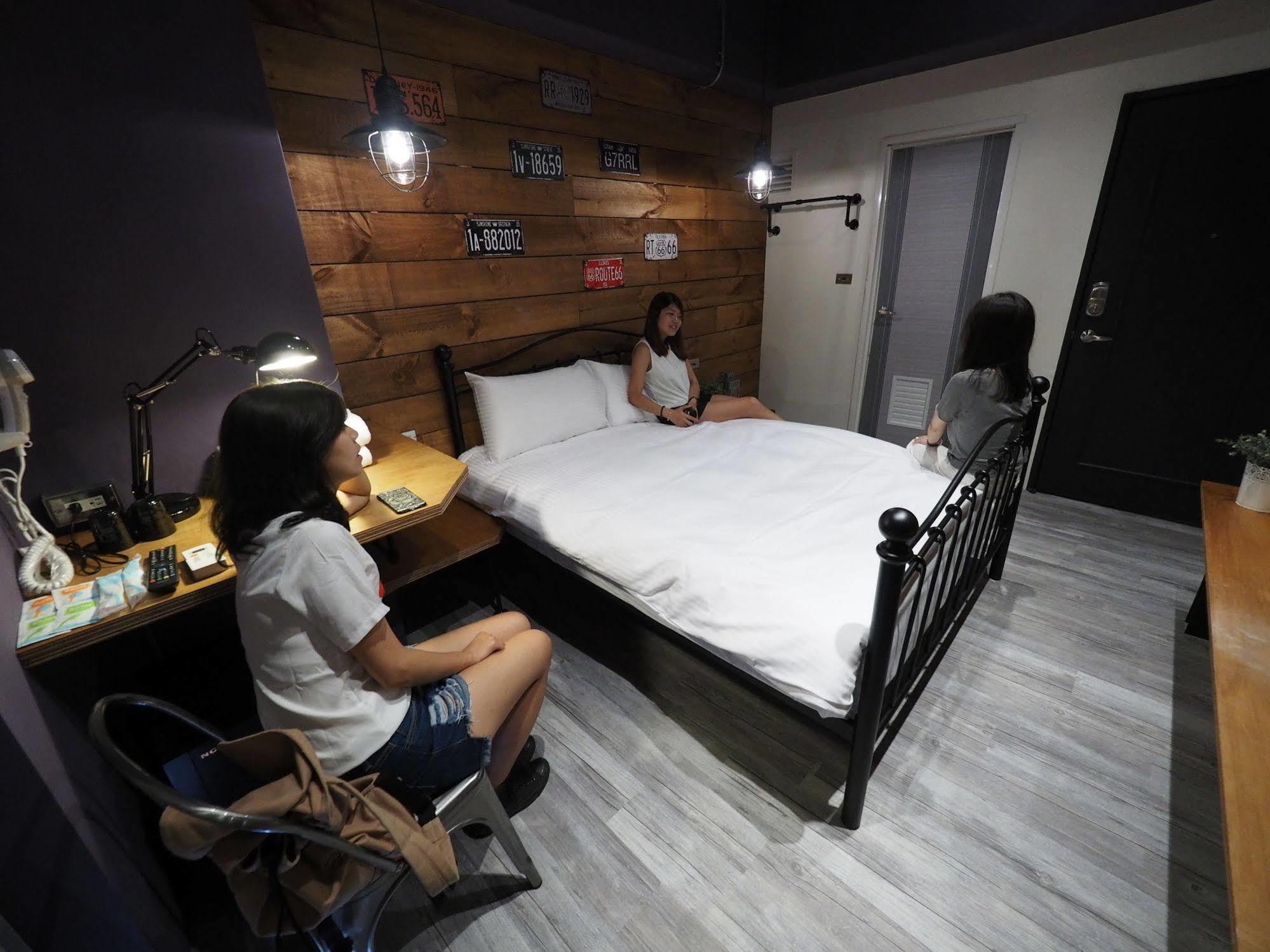 Loft Hostel Fengjia Taichung Buitenkant foto